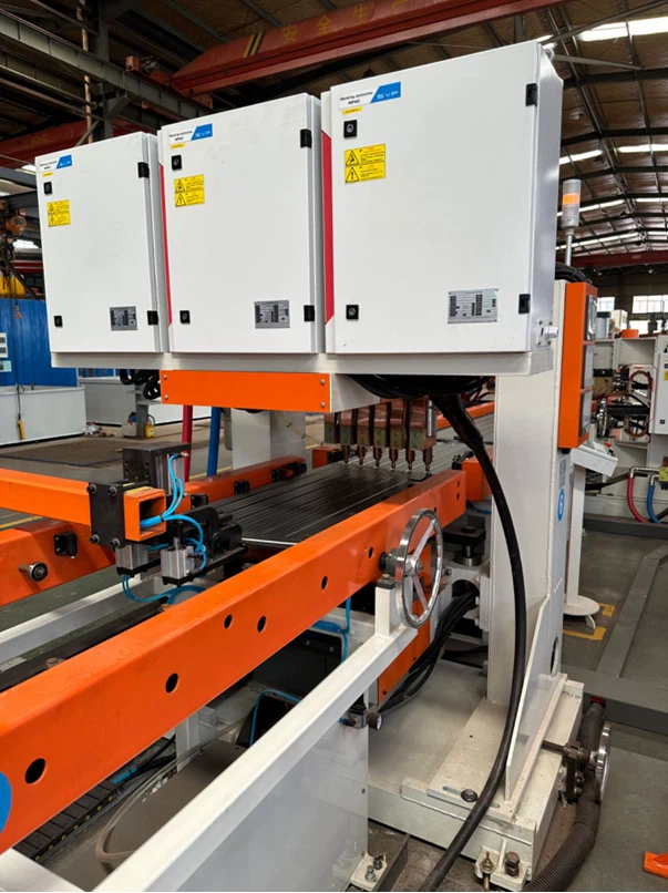 Vícebodový svařovací stroj